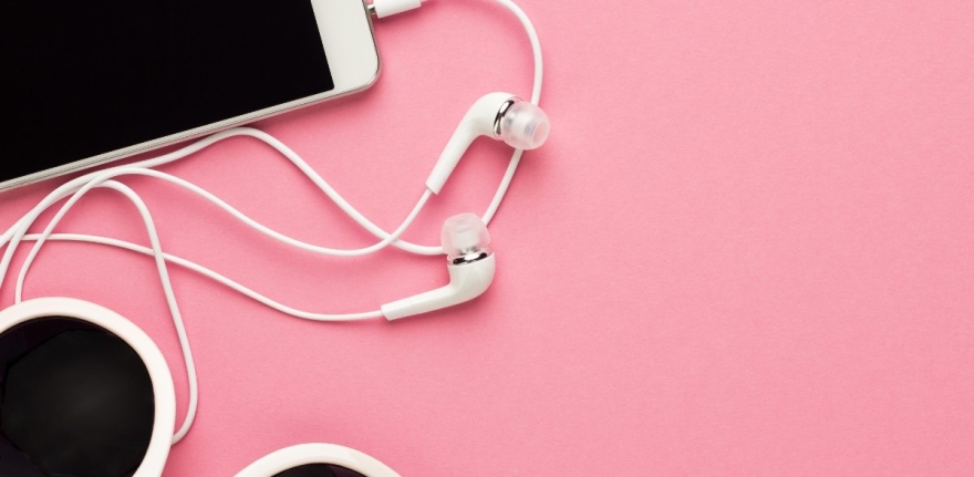 studio-shot-of-white-accessories-on-pink-back-7E4JTGC@2x